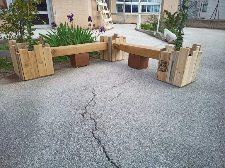 Banc public en chêne