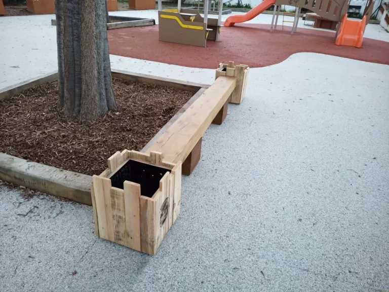 Banc public en chêne