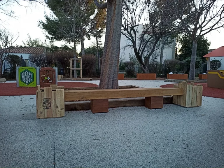 Banc public en chêne