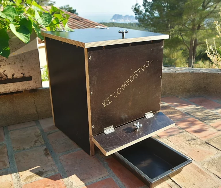 Avec tiroir pour récupération du compost